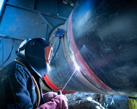 Homem a soldar em Instalação de Fabricação